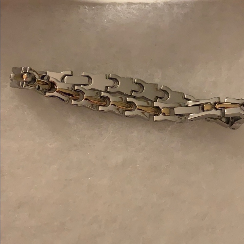 Estate bracelet w a clasp
